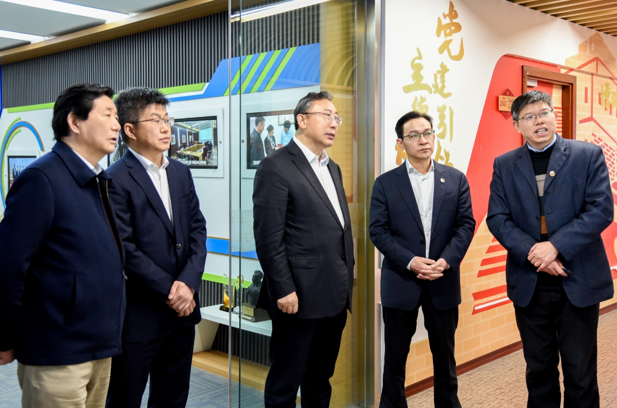 国家卫生健康委副主任曹雪涛一行来校调研