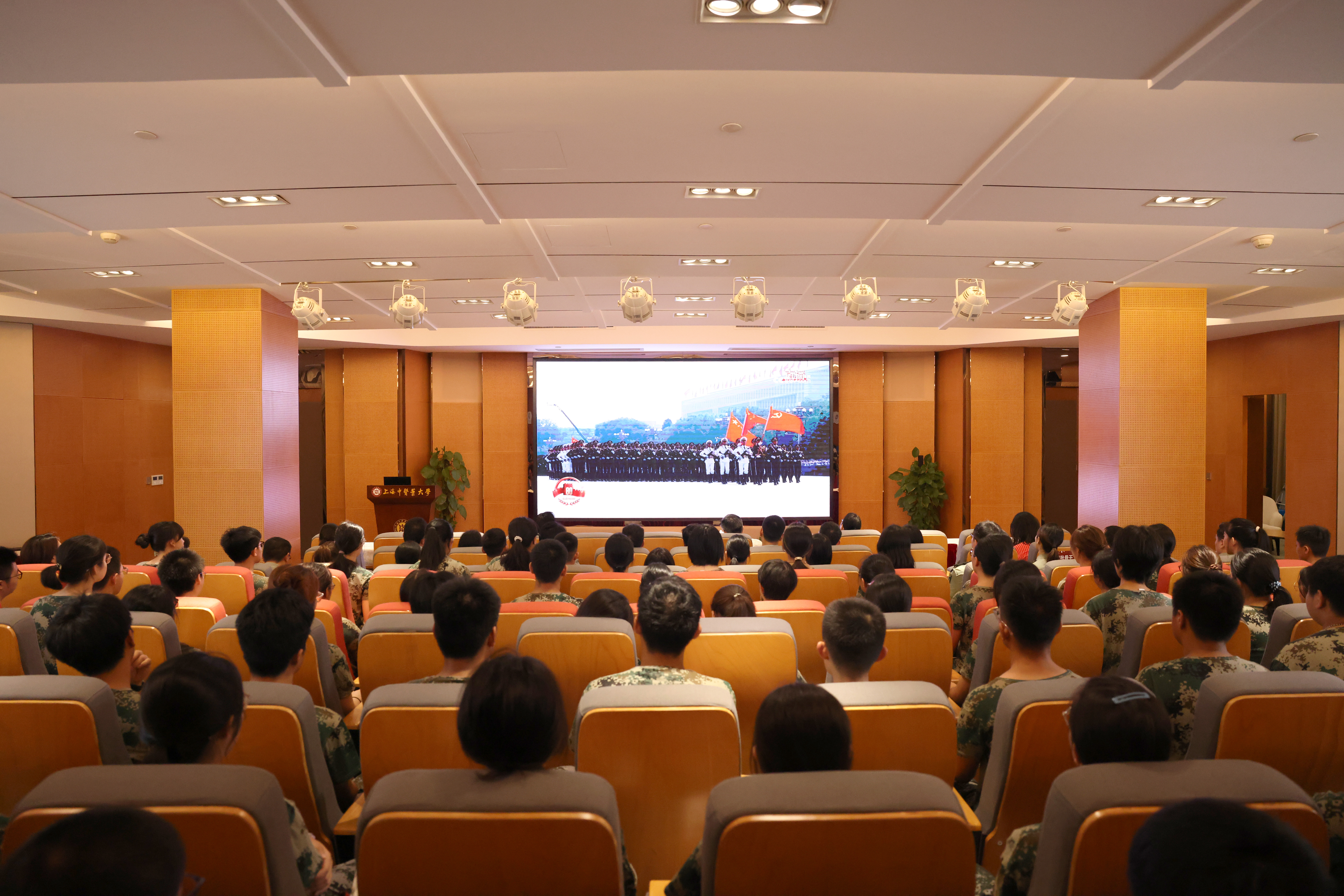 致敬伟大胜利，上中医师生共同见证！