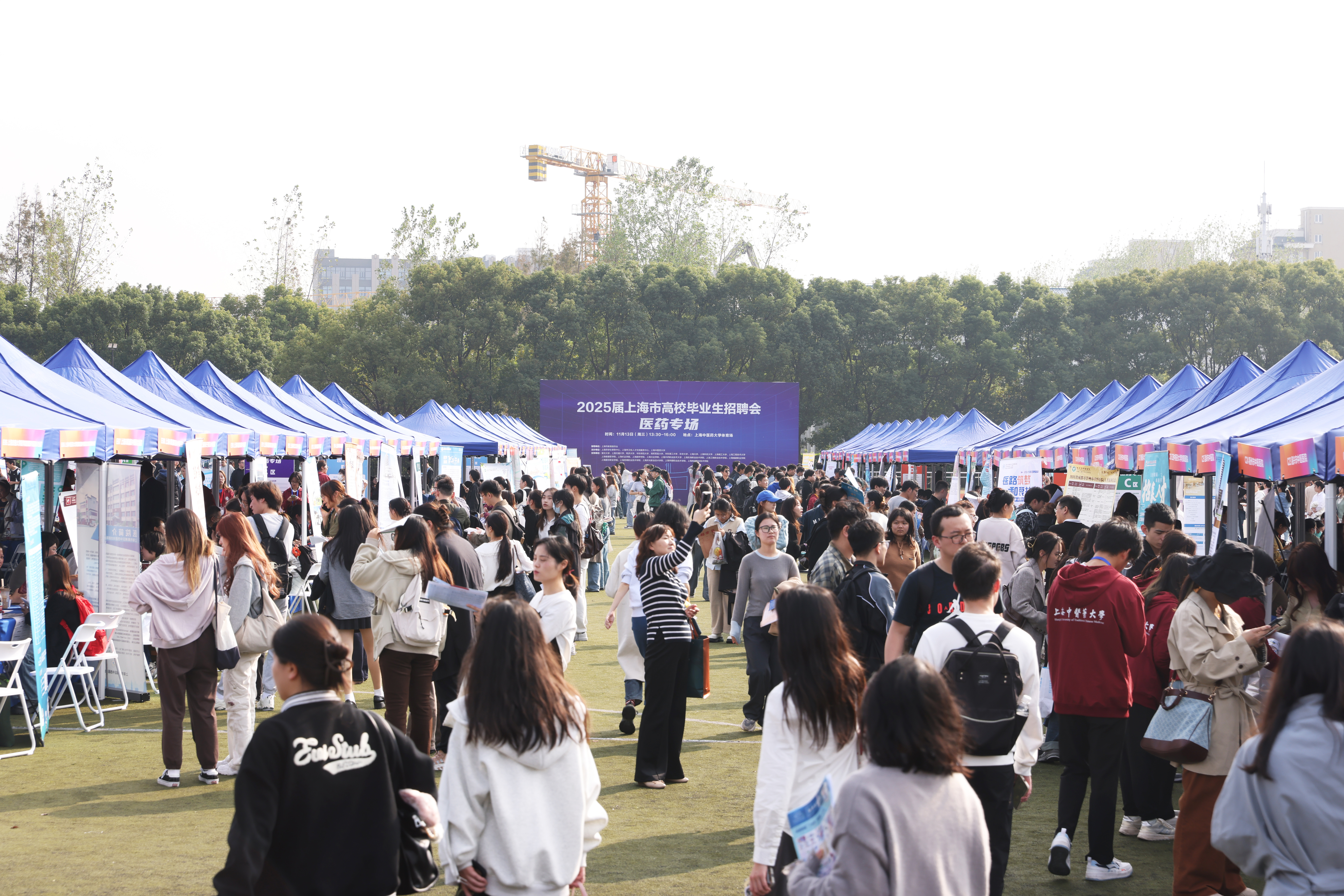 2025届上海市高校毕业生招聘会医药专场在beat365举行
