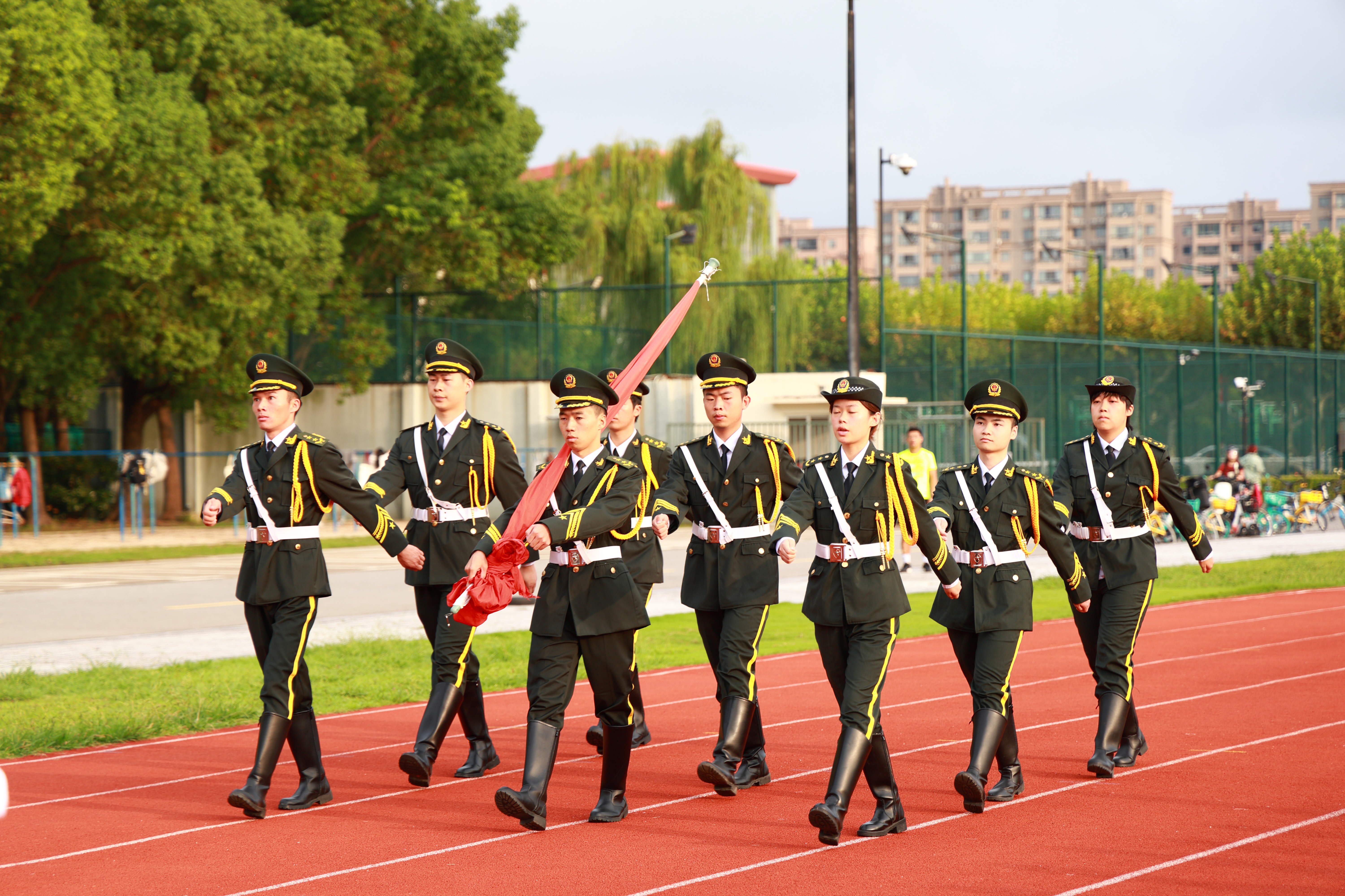 同升一面旗 共筑爱国情 beat365举行庆祝中华人民共和国成立76周年升旗仪式