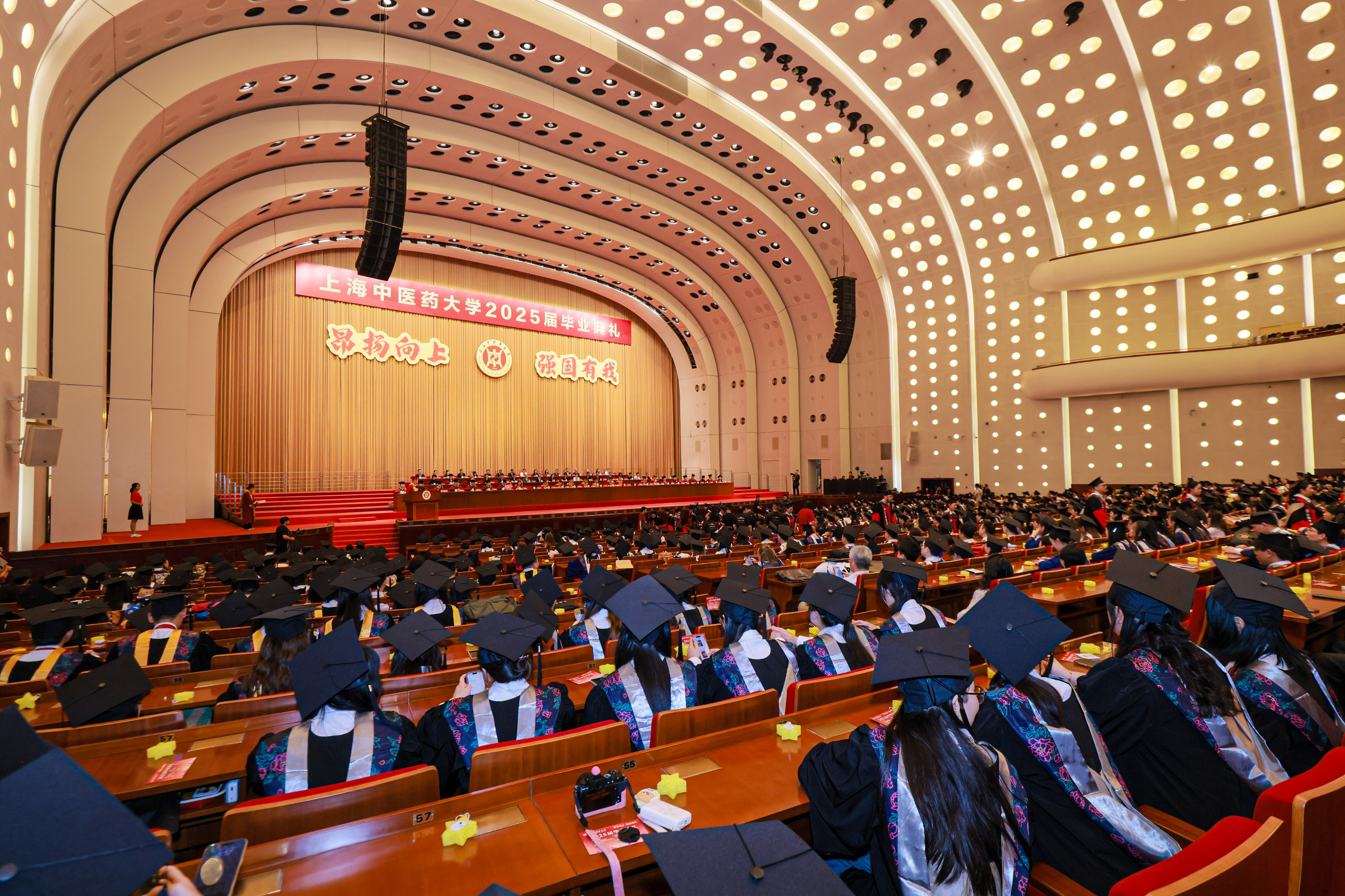 昂扬向上 强国有我 beat365官方网站2025届毕业典礼举行