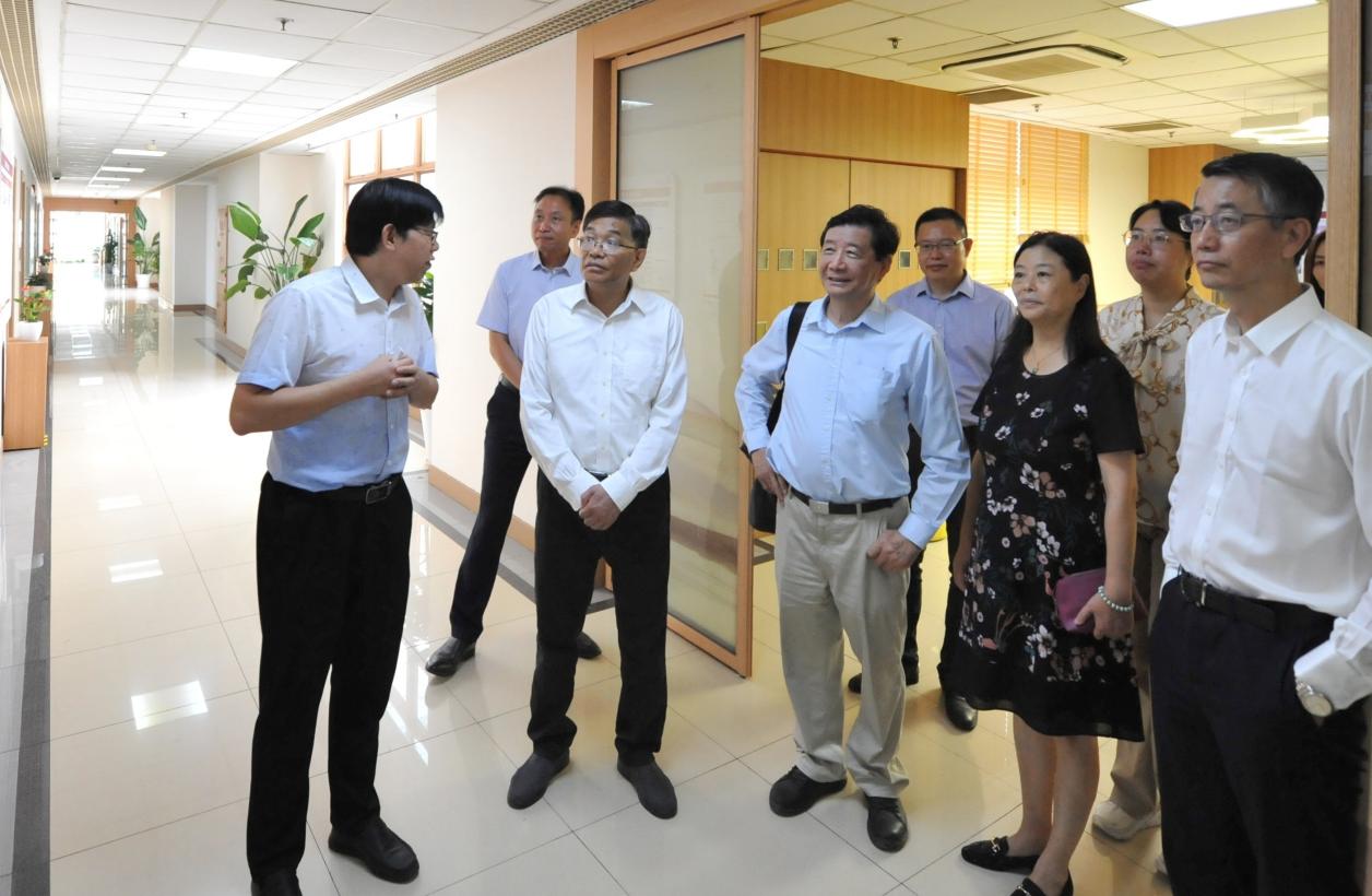 校领导率队走访校园指导开学工作