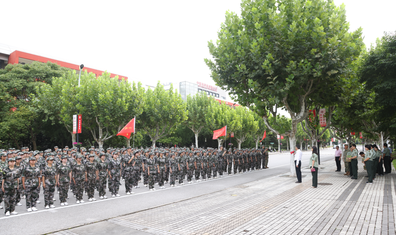 锤炼青春，情暖军训，校领导慰问军训团师生